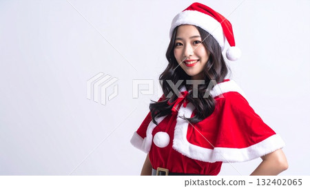 一名女子扮成聖誕老人的形象 一名女子扮成聖誕老人的形象 132402065