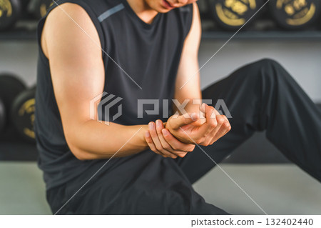 亞洲年輕男子在健身房訓練時手腕疼痛 132402440