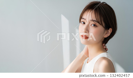 短髮年輕女子的自然光肖像 132402457