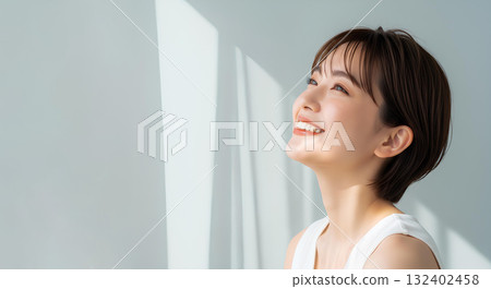 短髮年輕女子的自然光肖像 132402458