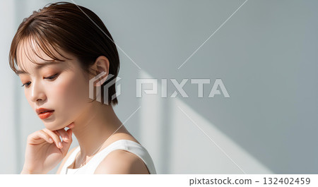 短髮年輕女子的自然光肖像 132402459