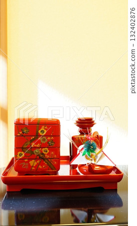 日式房間內擺放著新年用的陶蘇和禦節料理的多層盒子，光線斜射（垂直構圖）（4534） 132402876