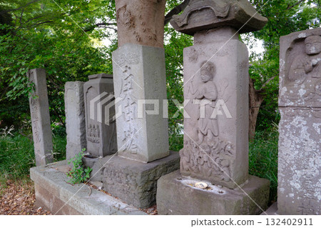 Stone Buddha monuments in the temple and shrine grounds 132402911