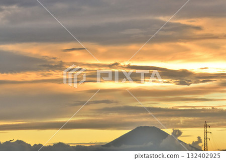 日落和富士山剪影 132402925