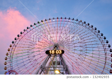 The Minato Mirai sky and Ferris wheel dyed in the sunset The Minato Mirai sky and Ferris wheel dyed in the sunset 132402935
