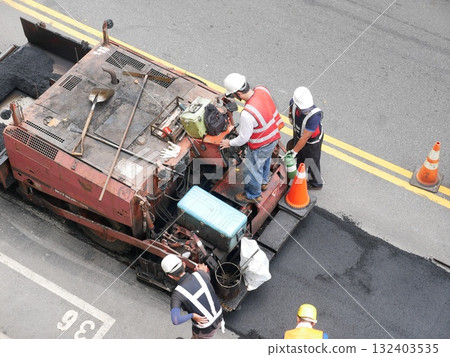 白天鋪柏油路28 132403535