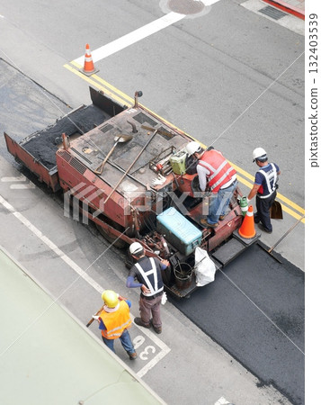 白天鋪柏油路32 白天鋪柏油路32 132403539