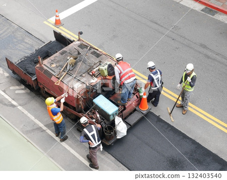 白天鋪柏油路33 白天鋪柏油路33 132403540