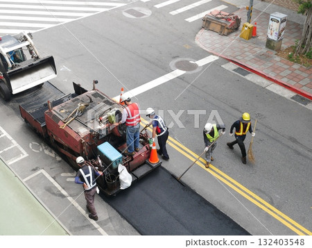 白天鋪柏油路40 132403548