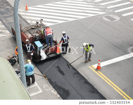 白天鋪柏油路46 132403554