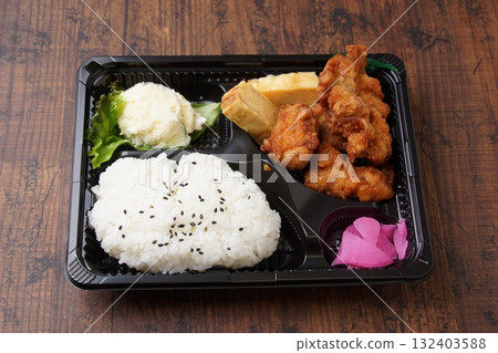 Fried chicken lunch 132403588