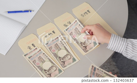 亞洲男子整理錢幣 132403637