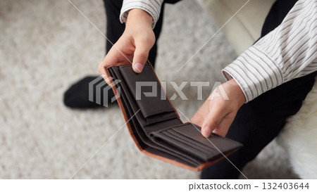 檢查他的錢包。一個沒有錢的窮學生。 132403644