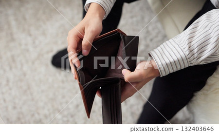 檢查他的錢包。一個沒有錢的窮學生。 132403646