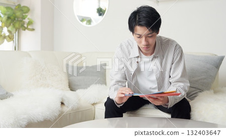 亞洲男子正在查看催款通知單 132403647