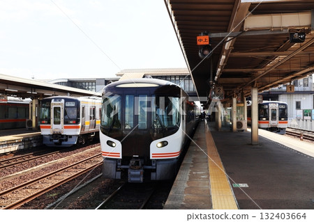 JR箕面田站的月台設有高山本線、太田線的特急飛驒列車和普通列車。 JR箕面田站的月台設有高山本線、太田線的特急飛驒列車和普通列車。 132403664