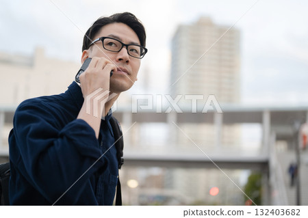 一個男人用智能手機 一個男人用智能手機 132403682