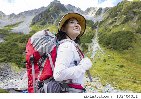 一名女子正在攀登北阿爾卑斯山 132404011