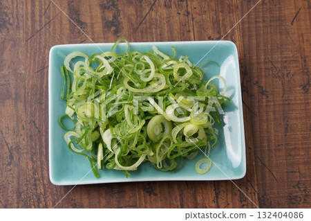 Cut green onions, cooking ingredients 132404086