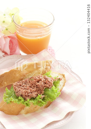 法國麵包配鹹牛肉三明治和胡蘿蔔汁 132404416