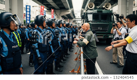 右翼領袖在街頭與警察對峙 132404545