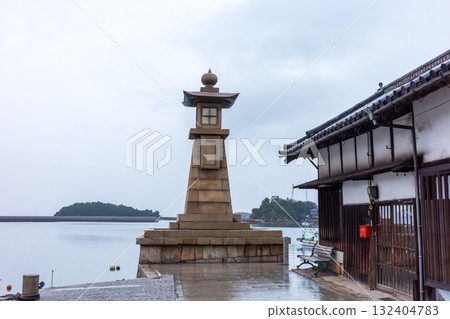 日本廣島縣福山市鞆之浦美麗的古老建築和街景 132404783