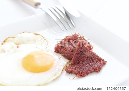 Fried egg and corned beef breakfast plate Fried egg and corned beef breakfast plate 132404867