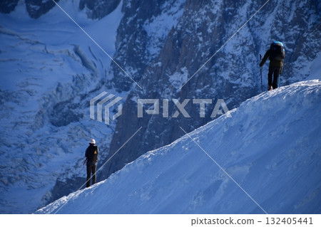 walk along the snowy ridge 132405441