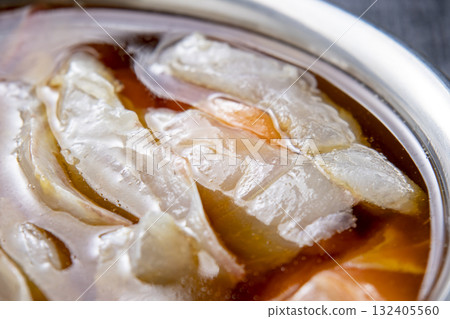 生魚片在醬汁中醃製的烹飪場景。 132405560