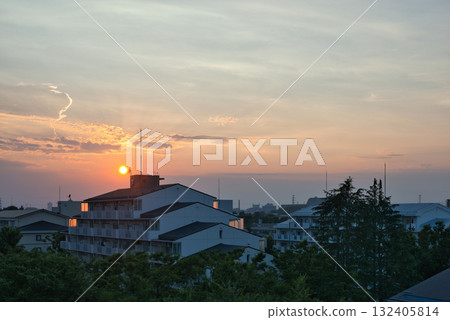 住宅區的日落天空 住宅區的日落、公寓、公共企業、照明、公共住宅、日落、夜景、公寓大樓 住宅區的日落天空 住宅區的日落、公寓、公共企業、照明、公共住宅、日落、夜景、公寓大樓 132405814
