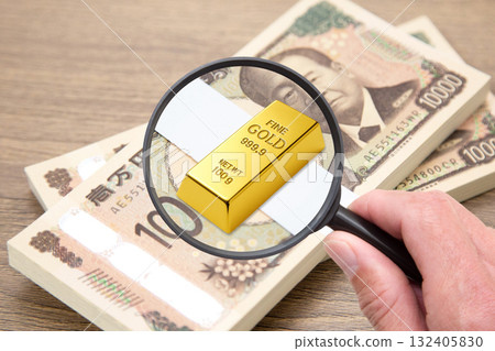 放在一疊鈔票上的金錠的特寫 132405830