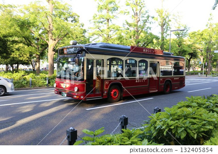 The "Akai Kutsu" sightseeing bus runs in front of Yamashita Park The "Akai Kutsu" sightseeing bus runs in front of Yamashita Park 132405854
