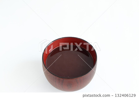 白色背景中湯碗中不含任何配料的 Oshiruko 白色背景中湯碗中不含任何配料的 Oshiruko 132406129