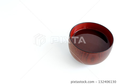 白色背景中湯碗中不含任何配料的 Oshiruko 白色背景中湯碗中不含任何配料的 Oshiruko 132406130