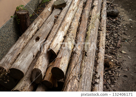 堆積的木頭 132406171