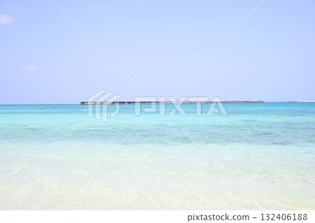Miyakojima's white sand beaches and blue sea 132406188