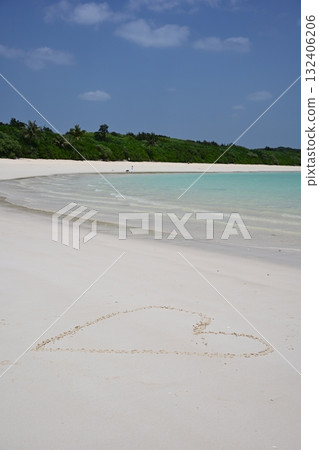 宮古島的藍色大海和白色沙灘 132406206