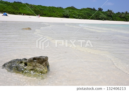 Miyakojima's blue sea and white sand beaches 132406213