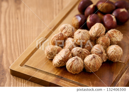 帶皮的日本栗子 | 準備中的栗子（烹飪過程，秋季食材） 132406300