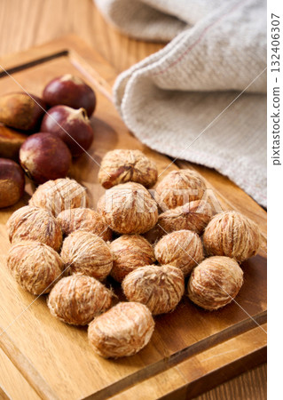 帶皮的日本栗子 | 準備中的栗子（烹飪過程，秋季食材） 132406307