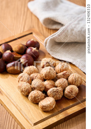 Japanese chestnuts with the skin on | Chestnuts in the middle of preparation (cooking process, autumn ingredients) Japanese chestnuts with the skin on | Chestnuts in the middle of preparation (cooking process, autumn ingredients) 132406310