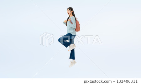跳躍女學生全身照 跳躍女學生全身照 132406311