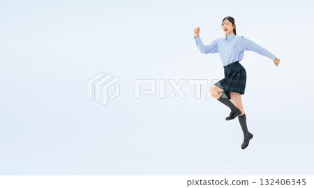 穿制服跳躍女學生全身照 穿制服跳躍女學生全身照 132406345