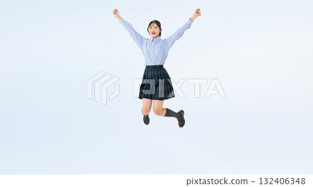 穿制服跳躍女學生全身照 132406348