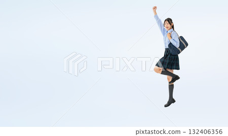 穿制服跳躍女學生全身照 132406356