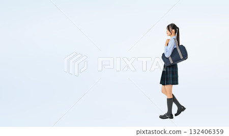 穿著制服行走的女學生全身照 132406359