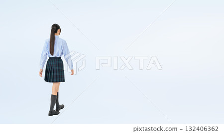 穿著制服行走的女學生全身照 132406362