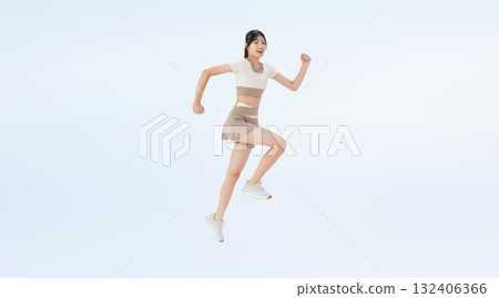 一名身穿運動服跳躍的女子全身照片 132406366