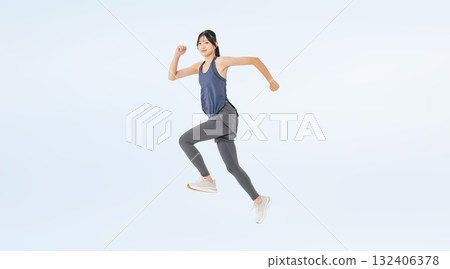 一名身穿運動服跳躍的女子全身照片 132406378
