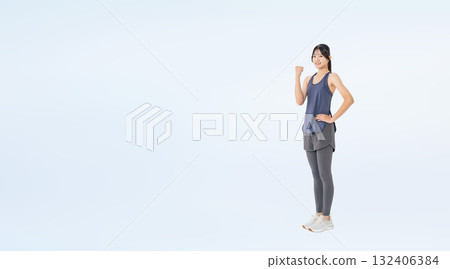 一位身穿運動服、揮舞拳頭的女子的全身照片 132406384